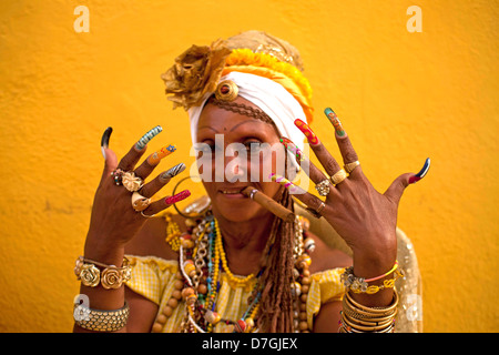 Senora Habana, una sacerdotessa di afro-cubano Santeria con colorati a lungo chiodi e Sigaro avana, Cuba, Caraibi Foto Stock