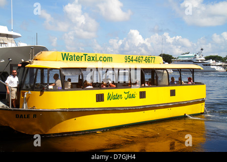 Florida ft. Fort Lauderdale, Intracoastal New River Water Sound, il taxi d'acqua, taxi, barca, fermata, passeggeri passeggeri motociclisti, uomo uomini maschio adulto adu Foto Stock