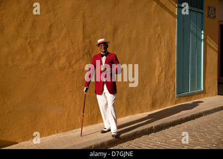 L'attore Pedro Pablo Perez con abito rosso, cappello e sigaro in Havana, Cuba, Caraibi Foto Stock