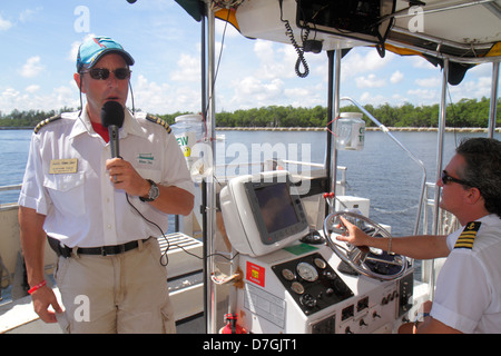 Ft. Fort Lauderdale Florida, Intracoastal il taxi d'acqua, taxi, barca, passeggeri passeggeri, passeggeri, cavalieri, equipaggio, guida, capitano, pilota, uomo uomini maschio adulto Foto Stock