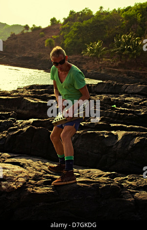 DJ uomo con il mixer contro beach Foto Stock