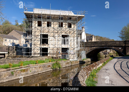 Nuova casa essendo costruito a fianco del Rochdale Canal, Luddenden piede, West Yorkshire Foto Stock