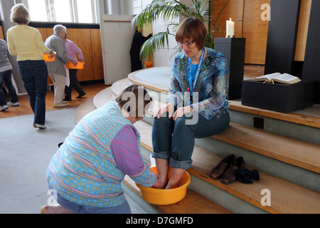 Piedi rituale di lavaggio durante il Sabbat celebrazione in un avventista chiesa di Amburgo, Germania Foto Stock