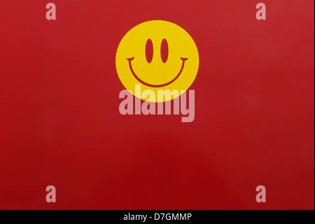 Smiley face sticker su rosso Foto Stock