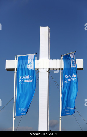 Croce gigante e bandiere all'aperto servizio domenicale del XXXIV Chiesa Evangelica congresso a Amburgo, Germania Foto Stock