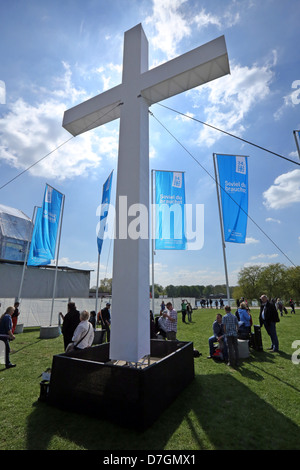 Gigantesca croce all'aperto servizio domenicale del XXXIV Chiesa Evangelica congresso a Amburgo, Germania Foto Stock