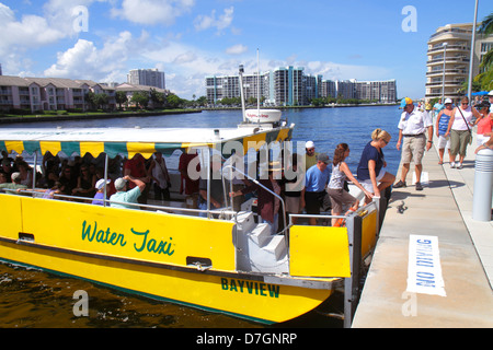 Florida ft. Fort Lauderdale, Intracoastal il taxi d'acqua, taxi, barca, Crowne Plaza Hollywood Beach, hotel hotel alberghi alloggio motel motel motel, fermata, passeggero p Foto Stock