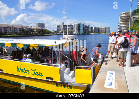 Florida ft. Fort Lauderdale, Intracoastal il taxi d'acqua, taxi, barca, Crowne Plaza Hollywood Beach, hotel hotel alberghi alloggio motel motel motel, fermata, passeggero p Foto Stock