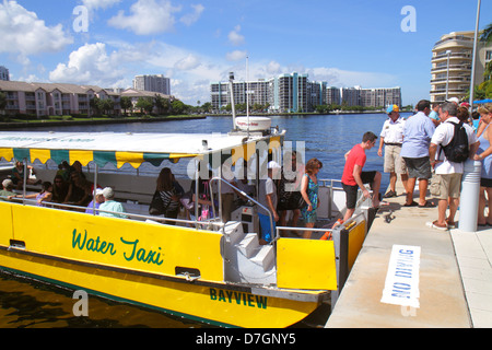 Florida ft. Fort Lauderdale, Intracoastal il taxi d'acqua, taxi, barca, Crowne Plaza Hollywood Beach, hotel hotel alberghi alloggio motel motel motel, fermata, passeggero p Foto Stock