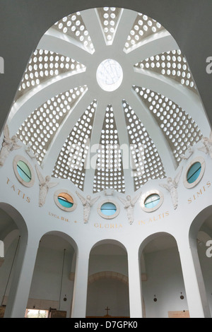 Cupola della chiesa al campo dei pastori che mostra il dettaglio del tetto che rappresentano le stelle nel cielo, Betlemme, Israele Foto Stock