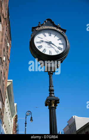 Ornati di orologio di ferro si erge su Manhattan Avenue, Greenpoint Brooklyn, Stati Uniti d'America Foto Stock