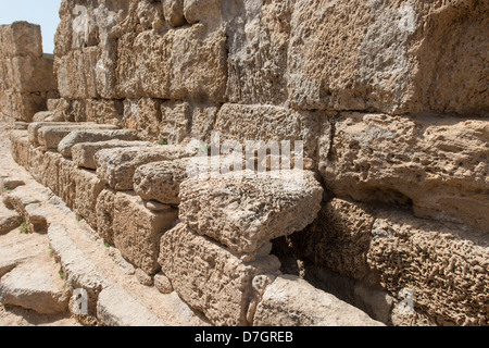 Le latrine all'entrata dell'Ippodromo romano a Cesarea, Israele Foto Stock