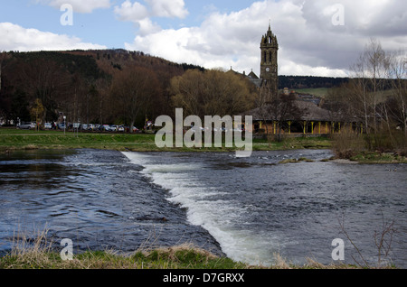 Il cauld (weir) sul fiume Tweed a Peebles in Scottish Borders. Foto Stock