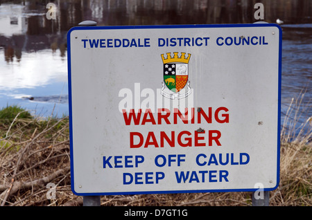 Segnale di avviso da un cauld (weir) sul fiume Tweed a Peebles in Scottish Borders. Foto Stock