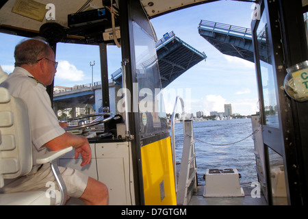 Florida ft. Fort Lauderdale, Intracoastal New River Water Sound, acqua, il taxi d'acqua, taxi, barca, pilota, capitano, East Las Olas Boulevard Bridge, ponte levatoio Foto Stock