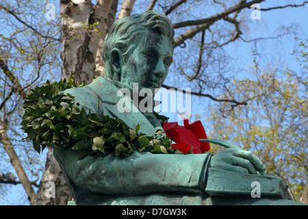 Anniversario inghirlandato statua di Søren Kierkegaard, Soeren Kirkegaard, nato il 5 maggio del 1813, che commemora la sua duecentesimo compleanno nella Biblioteca Reale Giardino Foto Stock