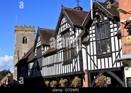 8886. Guildhall & Chiesa torre, Much Wenlock,. Shropshire, Inghilterra, Regno Unito Foto Stock