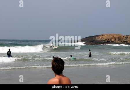 Una scena di surf da Spice Coast India surf e SUP Championship, Kovalam Beach, Kerala, India Foto Stock