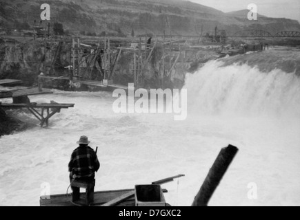 Uomo a pesca di Celilo cade sul Columbia River Foto Stock