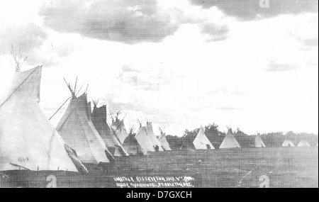 Questa fotografia storica, dalla collezione Gerald W. Williams, mostra i nativi americani nella riserva indiana Umatilla, catturando lo stile di vita tradizionale della tribù, compresi i tepee e gli elementi culturali. Foto Stock