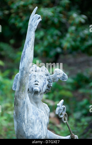 Statua di Mercurio, il messaggero alato degli dèi, Tatton Park, Knutsford, Cheshire, Inghilterra, Regno Unito Foto Stock