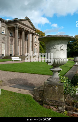 Tatton Hall dalla terrazza sopra il giardino italiano, Tatton Park, Knutsford, Cheshire, Inghilterra, Regno Unito Foto Stock