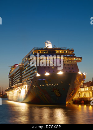 La nave di crociera Norwegian Breakaway ormeggiato al City Terminal Crociere Porto di Southampton Hampshire England Regno Unito Foto Stock