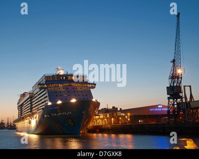 La nave di crociera Norwegian Breakaway ormeggiato al City Terminal Crociere Porto di Southampton Hampshire England Regno Unito Foto Stock