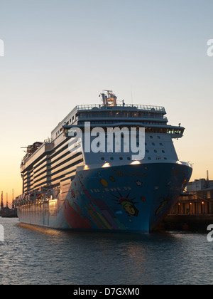 La nave di crociera Norwegian Breakaway ormeggiato al City Terminal Crociere Porto di Southampton Hampshire England Regno Unito Foto Stock