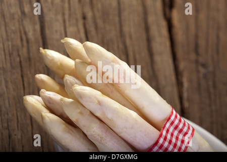 In prossimità di alcune punte di asparagi su legno rustico sfondo Foto Stock