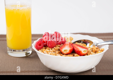 Golden cereali con fresca halfs berrie e succhi di frutta Foto Stock