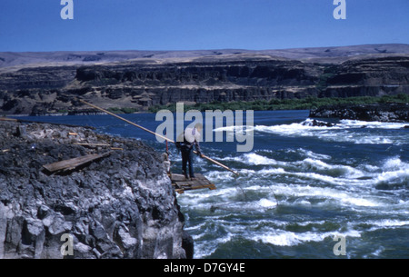 Uomo a pesca di Celilo cade sul Columbia River Foto Stock