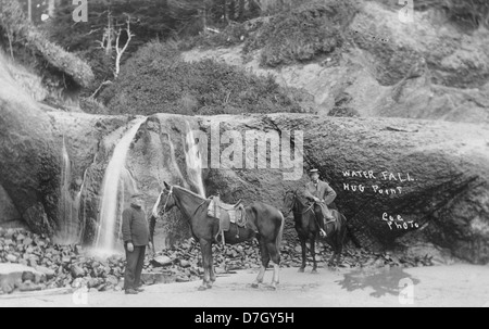 Questa fotografia mostra la splendida cascata di Hug Point sulla costa dell'Oregon, scattata da Elmer Allen Coe. L'immagine fa parte della collezione Gerald W. Williams presso l'OSU Archives, che mostra la bellezza naturale della zona. Foto Stock
