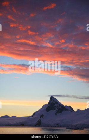 Sunset / sunrise come siamo in viaggio al di sotto del circolo Antartico, l'Antartide. Foto Stock