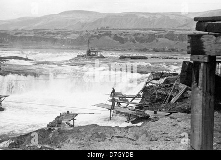 L'uomo la pesca sulla piattaforma a Celilo cade sul Columbia River Foto Stock