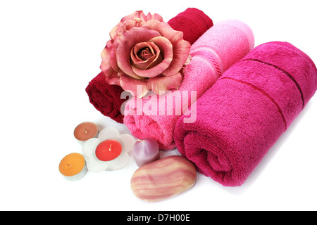Asciugamani, candele, saponi e fiore isolato su sfondo bianco. Foto Stock