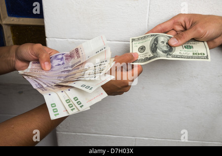 Scambiare dollari US per pesos argentini con il blu dollaro Foto Stock