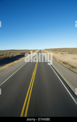 Dritto su strada aperta all'orizzonte con motion blur Foto Stock