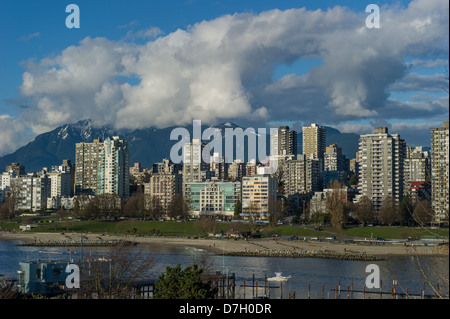 North Shore Mountains e il centro cittadino di condomini di Vancouver.Vancouver,Columbia Britannica Foto Stock