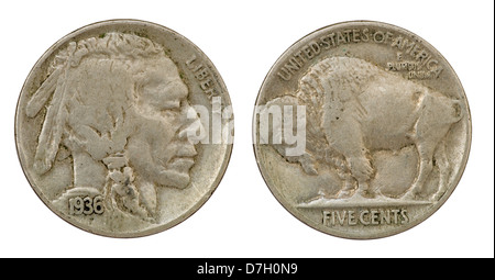 Complementare e la retromarcia di un 1936 Indian Head buffalo cinque cento monete di nichel isolato su bianco Foto Stock