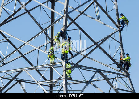 Operai a costruire 145m pilone per trasportare le linee di alimentazione attraverso il Fiume Tees a Middlesbrough, Cleveland, England, Regno Unito Foto Stock