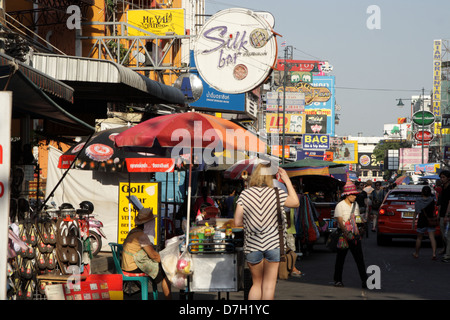 La gente camminare sulla strada a Khao San Road , Bangkok , Thailandia Foto Stock