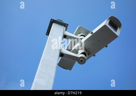 Telecamera TVCC sulla piattaforma alla stazione ferroviaria. Inghilterra, Regno Unito Foto Stock