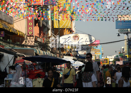 La gente camminare sulla strada a Khao San Road , Bangkok , Thailandia Foto Stock