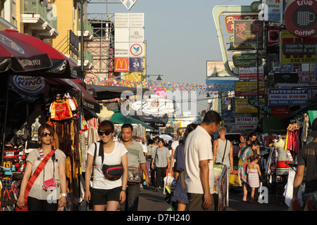 La gente camminare sulla strada a Khao San Road , Bangkok , Thailandia Foto Stock