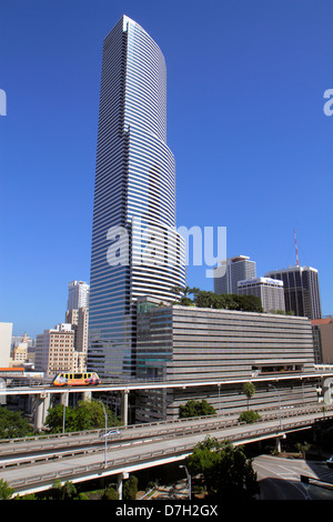 Miami Florida,centro,skyline della citta',rampe di uscita i 95 Interstate,autostrada,Metromover,People mover,edificio per uffici,traffico,Miami Tower,grattacielo alto Foto Stock