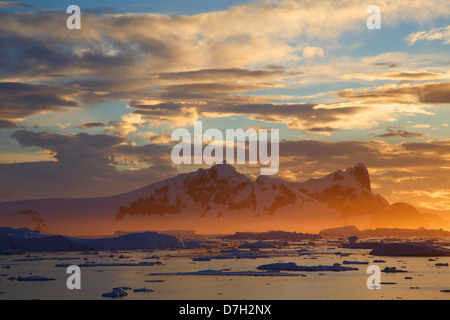 Sunset / sunrise come siamo in viaggio al di sotto del circolo Antartico, l'Antartide. Foto Stock