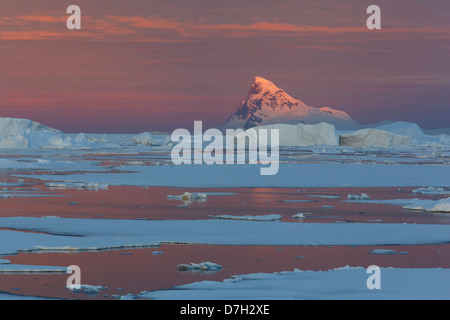 Sunset / sunrise come siamo in viaggio al di sotto del circolo Antartico, l'Antartide. Foto Stock