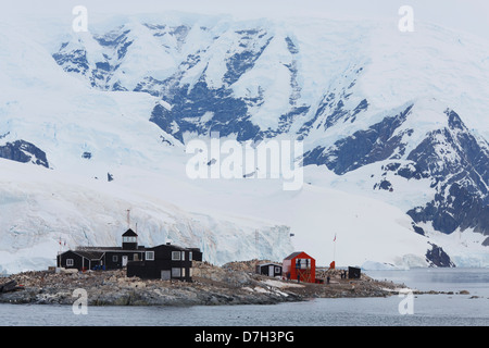 González Videla Base, è una base cilena sul continente antartico il vaporetto del punto in Paradise Bay, l'Antartide. Foto Stock