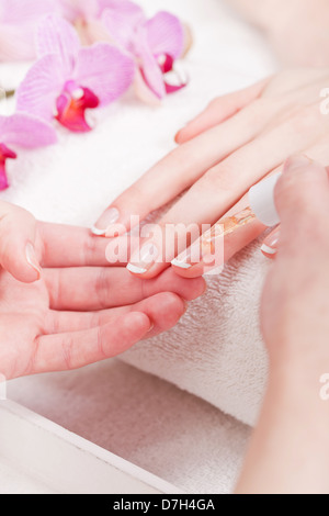 Professional manicurist facendo una manicure look naturale Foto Stock